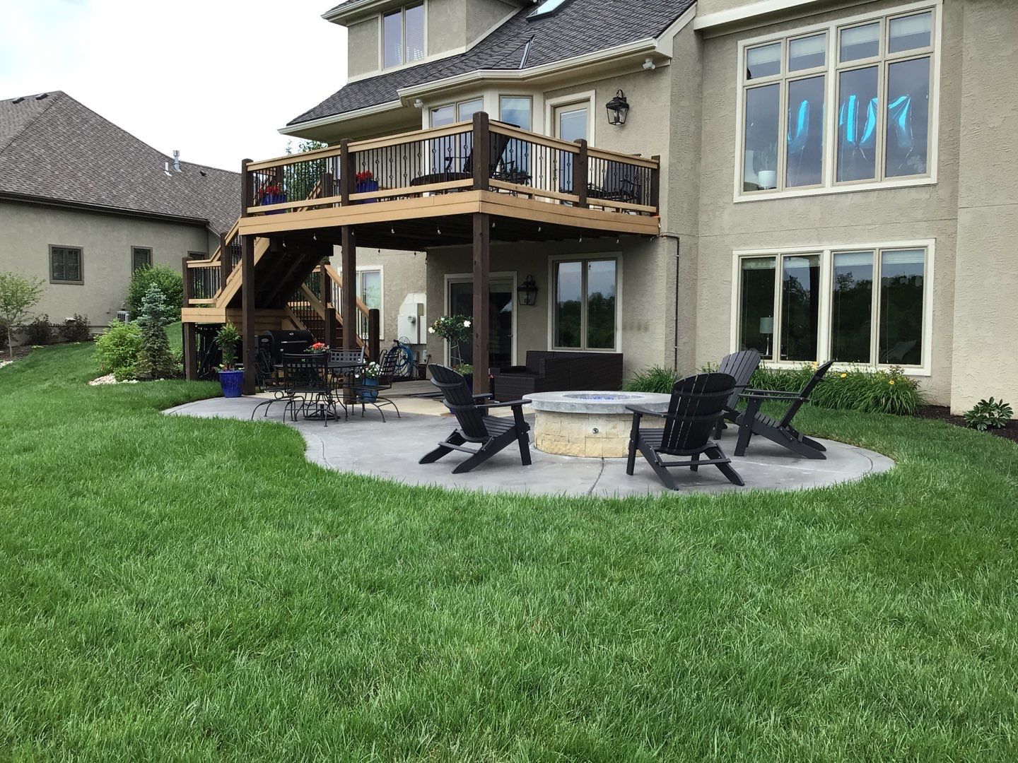landscaped concrete patio and fire pit with outdoor furniture